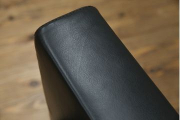 中古　美品　希少な廃盤品　アイデックモダン(AIDEC MODERN)　パスカル(PASCAL)　本革(レザー)　スクエア型のモダンなデザインが特徴的な1Pソファ(1人掛けソファ、ラウンジチェア、レザーチェア、アームチェア、椅子、イス、いす、バラ売り可能)(定価2脚で約70万円)(R-068574)