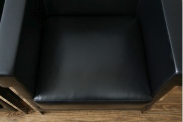 中古　美品　希少な廃盤品　アイデックモダン(AIDEC MODERN)　パスカル(PASCAL)　本革(レザー)　スクエア型のモダンなデザインが特徴的な1Pソファ(1人掛けソファ、ラウンジチェア、レザーチェア、アームチェア、椅子、イス、いす、バラ売り可能)(定価2脚で約70万円)(R-068574)