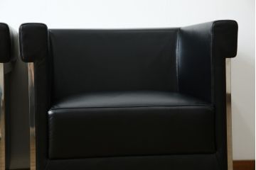 中古　美品　希少な廃盤品　アイデックモダン(AIDEC MODERN)　パスカル(PASCAL)　本革(レザー)　スクエア型のモダンなデザインが特徴的な1Pソファ(1人掛けソファ、ラウンジチェア、レザーチェア、アームチェア、椅子、イス、いす、バラ売り可能)(定価2脚で約70万円)(R-068574)