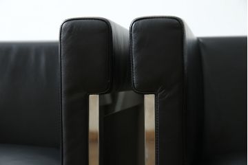 中古　美品　希少な廃盤品　アイデックモダン(AIDEC MODERN)　パスカル(PASCAL)　本革(レザー)　スクエア型のモダンなデザインが特徴的な1Pソファ(1人掛けソファ、ラウンジチェア、レザーチェア、アームチェア、椅子、イス、いす、バラ売り可能)(定価2脚で約70万円)(R-068574)