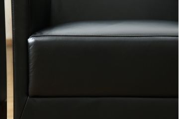中古　美品　希少な廃盤品　アイデックモダン(AIDEC MODERN)　パスカル(PASCAL)　本革(レザー)　スクエア型のモダンなデザインが特徴的な1Pソファ(1人掛けソファ、ラウンジチェア、レザーチェア、アームチェア、椅子、イス、いす、バラ売り可能)(定価2脚で約70万円)(R-068574)
