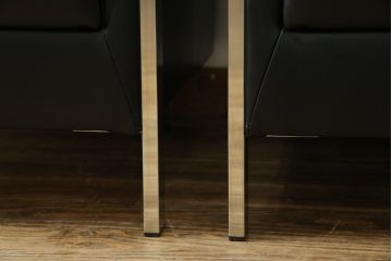中古　美品　希少な廃盤品　アイデックモダン(AIDEC MODERN)　パスカル(PASCAL)　本革(レザー)　スクエア型のモダンなデザインが特徴的な1Pソファ(1人掛けソファ、ラウンジチェア、レザーチェア、アームチェア、椅子、イス、いす、バラ売り可能)(定価2脚で約70万円)(R-068574)