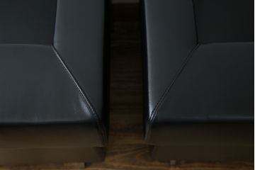 中古　美品　希少な廃盤品　アイデックモダン(AIDEC MODERN)　パスカル(PASCAL)　本革(レザー)　スクエア型のモダンなデザインが特徴的な1Pソファ(1人掛けソファ、ラウンジチェア、レザーチェア、アームチェア、椅子、イス、いす、バラ売り可能)(定価2脚で約70万円)(R-068574)