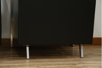 中古　美品　希少な廃盤品　アイデックモダン(AIDEC MODERN)　パスカル(PASCAL)　本革(レザー)　スクエア型のモダンなデザインが特徴的な1Pソファ(1人掛けソファ、ラウンジチェア、レザーチェア、アームチェア、椅子、イス、いす、バラ売り可能)(定価2脚で約70万円)(R-068574)