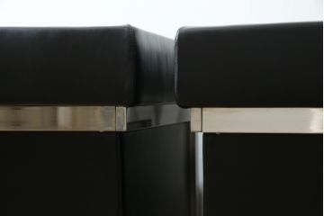 中古　美品　希少な廃盤品　アイデックモダン(AIDEC MODERN)　パスカル(PASCAL)　本革(レザー)　スクエア型のモダンなデザインが特徴的な1Pソファ(1人掛けソファ、ラウンジチェア、レザーチェア、アームチェア、椅子、イス、いす、バラ売り可能)(定価2脚で約70万円)(R-068574)