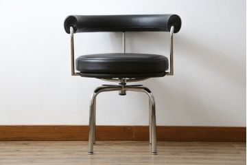 中古　美品　Cassina(カッシーナ)　Le Corbusier(ル・コルビュジエ)　LC7　7 FAUTEUIL TOURNANT, DURABLE　造形美あるデザインと座り心地の良いスウィベルチェア(回転椅子、ダイニングチェア、イス)(定価約58万円)(R-068575)