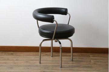 中古　美品　Cassina(カッシーナ)　Le Corbusier(ル・コルビュジエ)　LC7　7 FAUTEUIL TOURNANT, DURABLE　造形美あるデザインと座り心地の良いスウィベルチェア(回転椅子、ダイニングチェア、イス)(定価約58万円)(R-068575)
