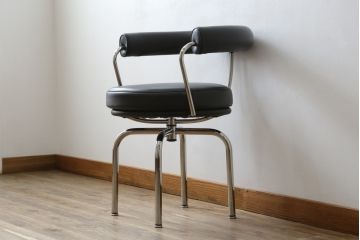中古　美品　Cassina(カッシーナ)　Le Corbusier(ル・コルビュジエ)　LC7　7 FAUTEUIL TOURNANT, DURABLE　造形美あるデザインと座り心地の良いスウィベルチェア(回転椅子、ダイニングチェア、イス)(定価約58万円)(R-068575)