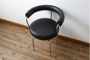 中古　美品　Cassina(カッシーナ)　Le Corbusier(ル・コルビュジエ)　LC7　7 FAUTEUIL TOURNANT, DURABLE　造形美あるデザインと座り心地の良いスウィベルチェア(回転椅子、ダイニングチェア、イス)(定価約58万円)(R-068575)