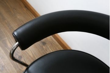 中古　美品　Cassina(カッシーナ)　Le Corbusier(ル・コルビュジエ)　LC7　7 FAUTEUIL TOURNANT, DURABLE　造形美あるデザインと座り心地の良いスウィベルチェア(回転椅子、ダイニングチェア、イス)(定価約58万円)(R-068575)