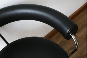 中古　美品　Cassina(カッシーナ)　Le Corbusier(ル・コルビュジエ)　LC7　7 FAUTEUIL TOURNANT, DURABLE　造形美あるデザインと座り心地の良いスウィベルチェア(回転椅子、ダイニングチェア、イス)(定価約58万円)(R-068575)