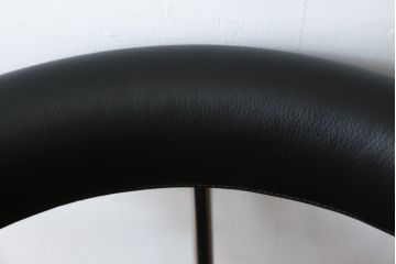 中古　美品　Cassina(カッシーナ)　Le Corbusier(ル・コルビュジエ)　LC7　7 FAUTEUIL TOURNANT, DURABLE　造形美あるデザインと座り心地の良いスウィベルチェア(回転椅子、ダイニングチェア、イス)(定価約58万円)(R-068575)