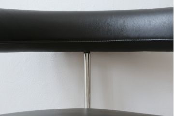 中古　美品　Cassina(カッシーナ)　Le Corbusier(ル・コルビュジエ)　LC7　7 FAUTEUIL TOURNANT, DURABLE　造形美あるデザインと座り心地の良いスウィベルチェア(回転椅子、ダイニングチェア、イス)(定価約58万円)(R-068575)