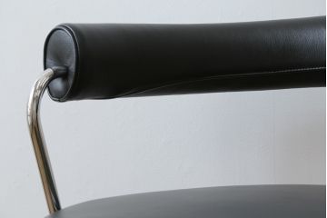 中古　美品　Cassina(カッシーナ)　Le Corbusier(ル・コルビュジエ)　LC7　7 FAUTEUIL TOURNANT, DURABLE　造形美あるデザインと座り心地の良いスウィベルチェア(回転椅子、ダイニングチェア、イス)(定価約58万円)(R-068575)