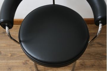 中古　美品　Cassina(カッシーナ)　Le Corbusier(ル・コルビュジエ)　LC7　7 FAUTEUIL TOURNANT, DURABLE　造形美あるデザインと座り心地の良いスウィベルチェア(回転椅子、ダイニングチェア、イス)(定価約58万円)(R-068575)