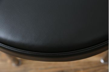 中古　美品　Cassina(カッシーナ)　Le Corbusier(ル・コルビュジエ)　LC7　7 FAUTEUIL TOURNANT, DURABLE　造形美あるデザインと座り心地の良いスウィベルチェア(回転椅子、ダイニングチェア、イス)(定価約58万円)(R-068575)