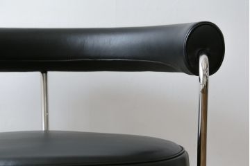 中古　美品　Cassina(カッシーナ)　Le Corbusier(ル・コルビュジエ)　LC7　7 FAUTEUIL TOURNANT, DURABLE　造形美あるデザインと座り心地の良いスウィベルチェア(回転椅子、ダイニングチェア、イス)(定価約58万円)(R-068575)