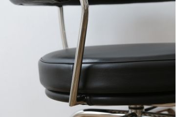 中古　美品　Cassina(カッシーナ)　Le Corbusier(ル・コルビュジエ)　LC7　7 FAUTEUIL TOURNANT, DURABLE　造形美あるデザインと座り心地の良いスウィベルチェア(回転椅子、ダイニングチェア、イス)(定価約58万円)(R-068575)