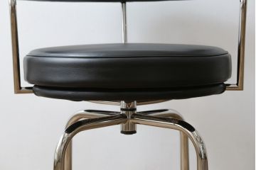中古　美品　Cassina(カッシーナ)　Le Corbusier(ル・コルビュジエ)　LC7　7 FAUTEUIL TOURNANT, DURABLE　造形美あるデザインと座り心地の良いスウィベルチェア(回転椅子、ダイニングチェア、イス)(定価約58万円)(R-068575)