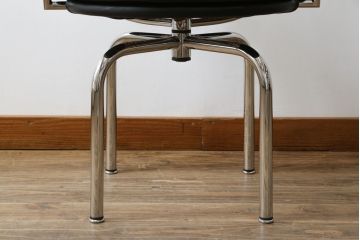中古　美品　Cassina(カッシーナ)　Le Corbusier(ル・コルビュジエ)　LC7　7 FAUTEUIL TOURNANT, DURABLE　造形美あるデザインと座り心地の良いスウィベルチェア(回転椅子、ダイニングチェア、イス)(定価約58万円)(R-068575)