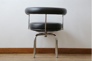 中古　美品　Cassina(カッシーナ)　Le Corbusier(ル・コルビュジエ)　LC7　7 FAUTEUIL TOURNANT, DURABLE　造形美あるデザインと座り心地の良いスウィベルチェア(回転椅子、ダイニングチェア、イス)(定価約58万円)(R-068575)