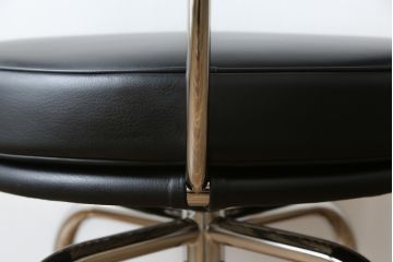 中古　美品　Cassina(カッシーナ)　Le Corbusier(ル・コルビュジエ)　LC7　7 FAUTEUIL TOURNANT, DURABLE　造形美あるデザインと座り心地の良いスウィベルチェア(回転椅子、ダイニングチェア、イス)(定価約58万円)(R-068575)