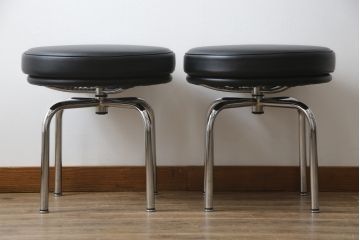中古　美品　Cassina(カッシーナ)　ル・コルビュジエ(Le Corbusier)　LC8　8 TABOURET TOURNANT, DURABLE　スタイリッシュなデザインがカッコいいスウィベルスツール2脚セット(回転椅子、回転スツール、丸イス、いす)(定価2脚で約72万円)(R-068576)