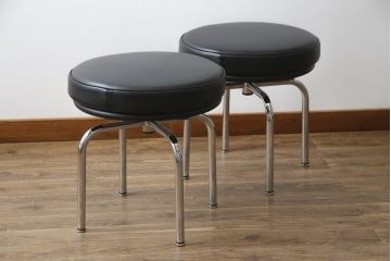 中古　美品　Cassina(カッシーナ)　ル・コルビュジエ(Le Corbusier)　LC8　8 TABOURET TOURNANT, DURABLE　スタイリッシュなデザインがカッコいいスウィベルスツール2脚セット(回転椅子、回転スツール、丸イス、いす)(定価2脚で約72万円)(R-068576)