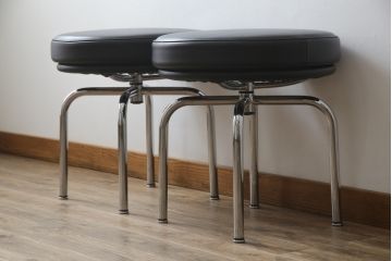中古　美品　Cassina(カッシーナ)　ル・コルビュジエ(Le Corbusier)　LC8　8 TABOURET TOURNANT, DURABLE　スタイリッシュなデザインがカッコいいスウィベルスツール2脚セット(回転椅子、回転スツール、丸イス、いす)(定価2脚で約72万円)(R-068576)