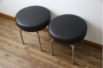 中古　美品　Cassina(カッシーナ)　ル・コルビュジエ(Le Corbusier)　LC8　8 TABOURET TOURNANT, DURABLE　スタイリッシュなデザインがカッコいいスウィベルスツール2脚セット(回転椅子、回転スツール、丸イス、いす)(定価2脚で約72万円)(R-068576)