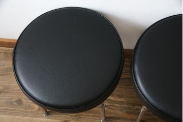中古　美品　Cassina(カッシーナ)　ル・コルビュジエ(Le Corbusier)　LC8　8 TABOURET TOURNANT, DURABLE　スタイリッシュなデザインがカッコいいスウィベルスツール2脚セット(回転椅子、回転スツール、丸イス、いす)(定価2脚で約72万円)(R-068576)