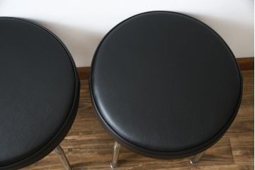 中古　美品　Cassina(カッシーナ)　ル・コルビュジエ(Le Corbusier)　LC8　8 TABOURET TOURNANT, DURABLE　スタイリッシュなデザインがカッコいいスウィベルスツール2脚セット(回転椅子、回転スツール、丸イス、いす)(定価2脚で約72万円)(R-068576)