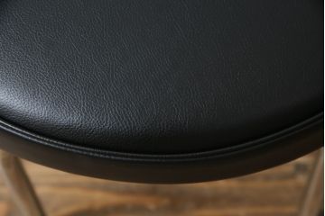 中古　美品　Cassina(カッシーナ)　ル・コルビュジエ(Le Corbusier)　LC8　8 TABOURET TOURNANT, DURABLE　スタイリッシュなデザインがカッコいいスウィベルスツール2脚セット(回転椅子、回転スツール、丸イス、いす)(定価2脚で約72万円)(R-068576)