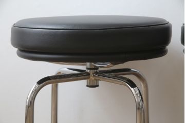 中古　美品　Cassina(カッシーナ)　ル・コルビュジエ(Le Corbusier)　LC8　8 TABOURET TOURNANT, DURABLE　スタイリッシュなデザインがカッコいいスウィベルスツール2脚セット(回転椅子、回転スツール、丸イス、いす)(定価2脚で約72万円)(R-068576)
