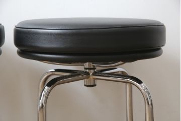 中古　美品　Cassina(カッシーナ)　ル・コルビュジエ(Le Corbusier)　LC8　8 TABOURET TOURNANT, DURABLE　スタイリッシュなデザインがカッコいいスウィベルスツール2脚セット(回転椅子、回転スツール、丸イス、いす)(定価2脚で約72万円)(R-068576)