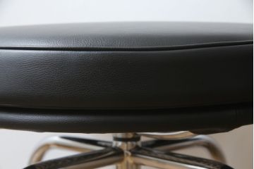 中古　美品　Cassina(カッシーナ)　ル・コルビュジエ(Le Corbusier)　LC8　8 TABOURET TOURNANT, DURABLE　スタイリッシュなデザインがカッコいいスウィベルスツール2脚セット(回転椅子、回転スツール、丸イス、いす)(定価2脚で約72万円)(R-068576)