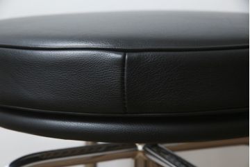 中古　美品　Cassina(カッシーナ)　ル・コルビュジエ(Le Corbusier)　LC8　8 TABOURET TOURNANT, DURABLE　スタイリッシュなデザインがカッコいいスウィベルスツール2脚セット(回転椅子、回転スツール、丸イス、いす)(定価2脚で約72万円)(R-068576)