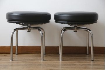 中古　美品　Cassina(カッシーナ)　ル・コルビュジエ(Le Corbusier)　LC8　8 TABOURET TOURNANT, DURABLE　スタイリッシュなデザインがカッコいいスウィベルスツール2脚セット(回転椅子、回転スツール、丸イス、いす)(定価2脚で約72万円)(R-068576)