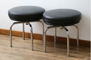 中古　美品　Cassina(カッシーナ)　ル・コルビュジエ(Le Corbusier)　LC8　8 TABOURET TOURNANT, DURABLE　スタイリッシュなデザインがカッコいいスウィベルスツール2脚セット(回転椅子、回転スツール、丸イス、いす)(定価2脚で約72万円)(R-068577)