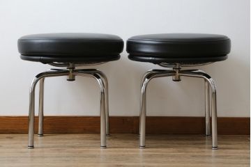 中古　美品　Cassina(カッシーナ)　ル・コルビュジエ(Le Corbusier)　LC8　8 TABOURET TOURNANT, DURABLE　スタイリッシュなデザインがカッコいいスウィベルスツール2脚セット(回転椅子、回転スツール、丸イス、いす)(定価2脚で約72万円)(R-068577)