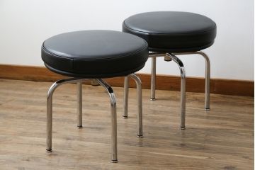 中古　美品　Cassina(カッシーナ)　ル・コルビュジエ(Le Corbusier)　LC8　8 TABOURET TOURNANT, DURABLE　スタイリッシュなデザインがカッコいいスウィベルスツール2脚セット(回転椅子、回転スツール、丸イス、いす)(定価2脚で約72万円)(R-068577)