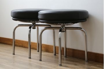 中古　美品　Cassina(カッシーナ)　ル・コルビュジエ(Le Corbusier)　LC8　8 TABOURET TOURNANT, DURABLE　スタイリッシュなデザインがカッコいいスウィベルスツール2脚セット(回転椅子、回転スツール、丸イス、いす)(定価2脚で約72万円)(R-068577)