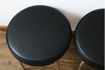 中古　美品　Cassina(カッシーナ)　ル・コルビュジエ(Le Corbusier)　LC8　8 TABOURET TOURNANT, DURABLE　スタイリッシュなデザインがカッコいいスウィベルスツール2脚セット(回転椅子、回転スツール、丸イス、いす)(定価2脚で約72万円)(R-068577)