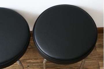 中古　美品　Cassina(カッシーナ)　ル・コルビュジエ(Le Corbusier)　LC8　8 TABOURET TOURNANT, DURABLE　スタイリッシュなデザインがカッコいいスウィベルスツール2脚セット(回転椅子、回転スツール、丸イス、いす)(定価2脚で約72万円)(R-068577)