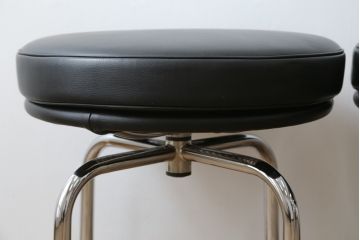 中古　美品　Cassina(カッシーナ)　ル・コルビュジエ(Le Corbusier)　LC8　8 TABOURET TOURNANT, DURABLE　スタイリッシュなデザインがカッコいいスウィベルスツール2脚セット(回転椅子、回転スツール、丸イス、いす)(定価2脚で約72万円)(R-068577)