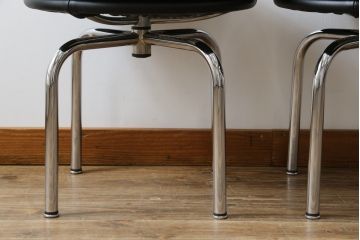 中古　美品　Cassina(カッシーナ)　ル・コルビュジエ(Le Corbusier)　LC8　8 TABOURET TOURNANT, DURABLE　スタイリッシュなデザインがカッコいいスウィベルスツール2脚セット(回転椅子、回転スツール、丸イス、いす)(定価2脚で約72万円)(R-068577)