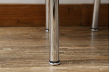 中古　美品　Cassina(カッシーナ)　ル・コルビュジエ(Le Corbusier)　LC8　8 TABOURET TOURNANT, DURABLE　スタイリッシュなデザインがカッコいいスウィベルスツール2脚セット(回転椅子、回転スツール、丸イス、いす)(定価2脚で約72万円)(R-068577)
