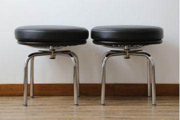 中古　美品　Cassina(カッシーナ)　ル・コルビュジエ(Le Corbusier)　LC8　8 TABOURET TOURNANT, DURABLE　スタイリッシュなデザインがカッコいいスウィベルスツール2脚セット(回転椅子、回転スツール、丸イス、いす)(定価2脚で約72万円)(R-068577)
