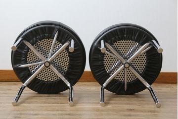 中古　美品　Cassina(カッシーナ)　ル・コルビュジエ(Le Corbusier)　LC8　8 TABOURET TOURNANT, DURABLE　スタイリッシュなデザインがカッコいいスウィベルスツール2脚セット(回転椅子、回転スツール、丸イス、いす)(定価2脚で約72万円)(R-068577)