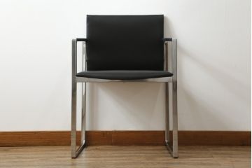 中古　美品!!　Cassina(カッシーナ)　184EVE(イヴ)　洗練されたモダンデザインが目を引くアームチェア(ダイニングチェア、椅子、イス)(定価約30万円)(R-068578)
